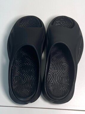 PrettyLittleThing Black Cut Out Rubber Ribbed Sole Sliders Sandals Size 6 NWT